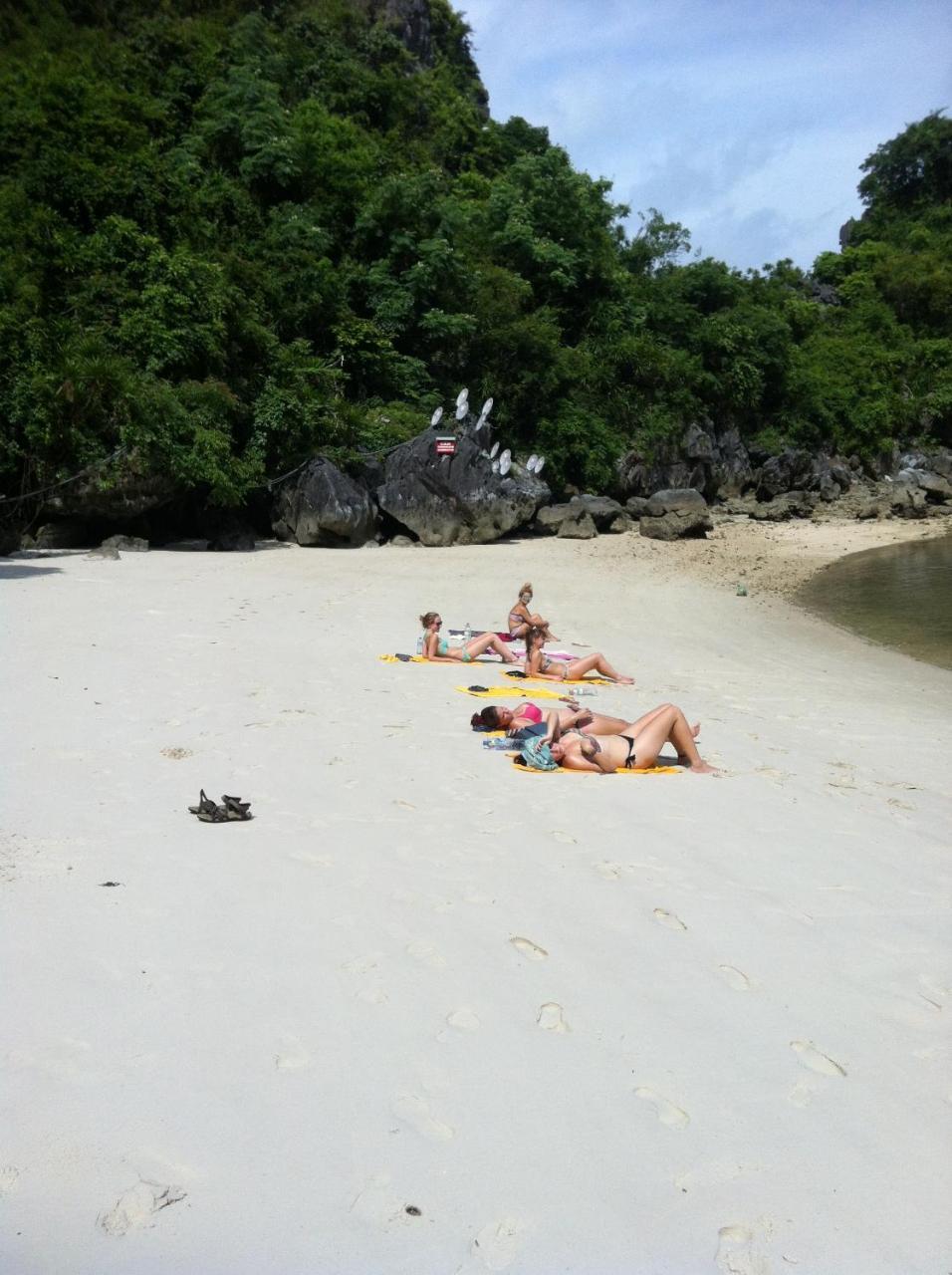 Full Moon Party Hotel Hai Phong Bagian luar foto